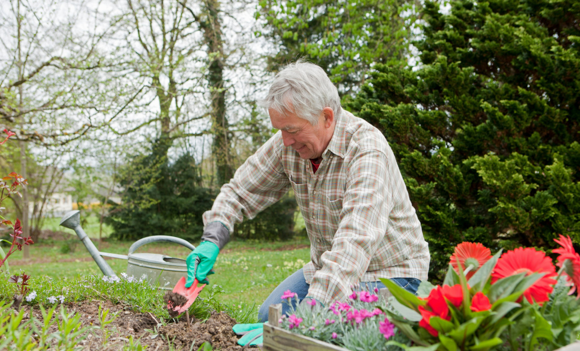 Une personne âgée qui fait du jardinage