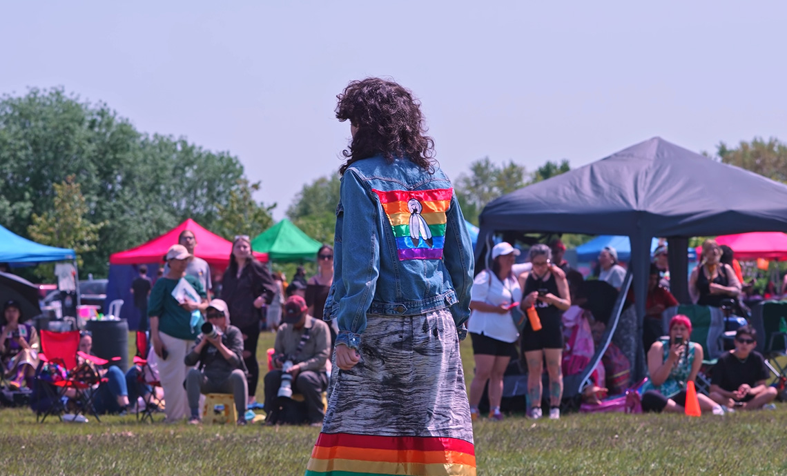 Personne bispirituelle lors d’un pow-wow en plein air